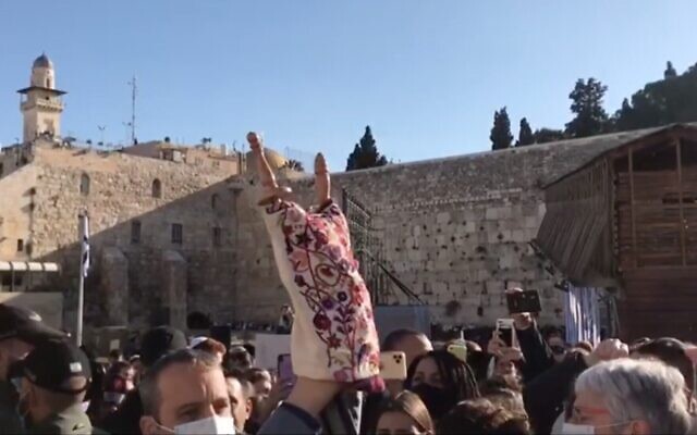 Capture d'écran de la vidéo d'un rouleau de Torah apporté par le député travailliste Gilad Kariv au mur Occidental pour être utilisé dans un groupe de prière féminin, le 13 avril 2021. (Israel Hayom) Capture d'écran de la vidéo d'un rouleau de Torah apporté par le député travailliste Gilad Kariv au mur Occidental pour être utilisé dans un groupe de prière féminin, le 13 avril 2021. (Israel Hayom)