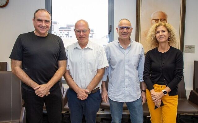 De gauche à droite : Yossi Matias, vice-président de Google et directeur général du centre Google en Israël, Ariel Porat, président de l'université de Tel Aviv, Meir Feder, directeur du centre Center for Artificial Intelligence and Data Science et Tova Milo. (Autorisation) De gauche à droite : Yossi Matias, vice-président de Google et directeur général du centre Google en Israël, Ariel Porat, président de l'université de Tel Aviv, Meir Feder, directeur du centre Center for Artificial Intelligence and Data Science et Tova Milo. (Autorisation)