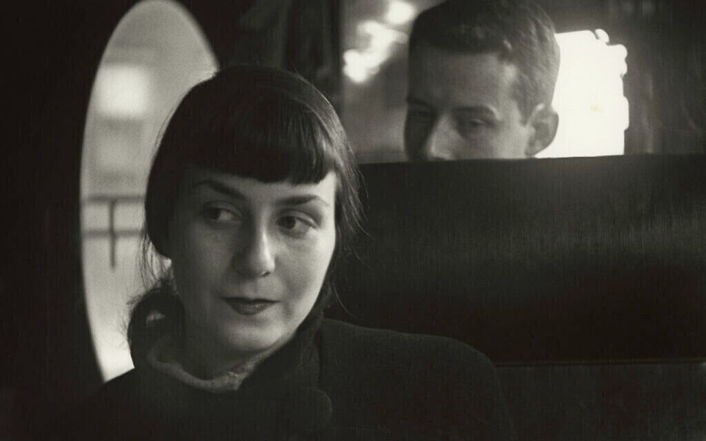 'Dick and Adele,' par Saul Leiter, aux environs de 1947. (Crédit : Saul Leiter Foundation/ courtesy Howard Greenberg Gallery/ The Jewish Museum)