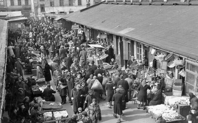 Un marché dans le ghetto de Varsovie, en Pologne occupée par les nazis, 1941. Illustration (Crédit : domaine public) Un marché dans le ghetto de Varsovie, en Pologne occupée par les nazis, 1941. Illustration (Crédit : domaine public)