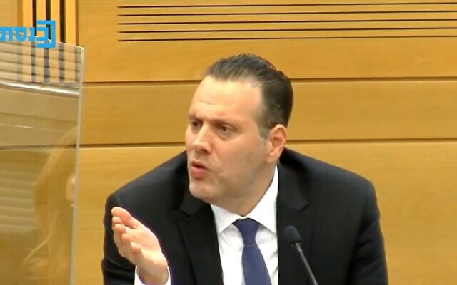 Capture d'écran d'une vidéo du député du Likud Miki Zohar pendant une rencontre de la Commission des Arrangements à la Knesset dont il est président, le 19 avril 2021. (Crédit : Chaîne de la Knesset) Capture d'écran d'une vidéo du député du Likud Miki Zohar pendant une rencontre de la Commission des Arrangements à la Knesset dont il est président, le 19 avril 2021. (Crédit : Chaîne de la Knesset)