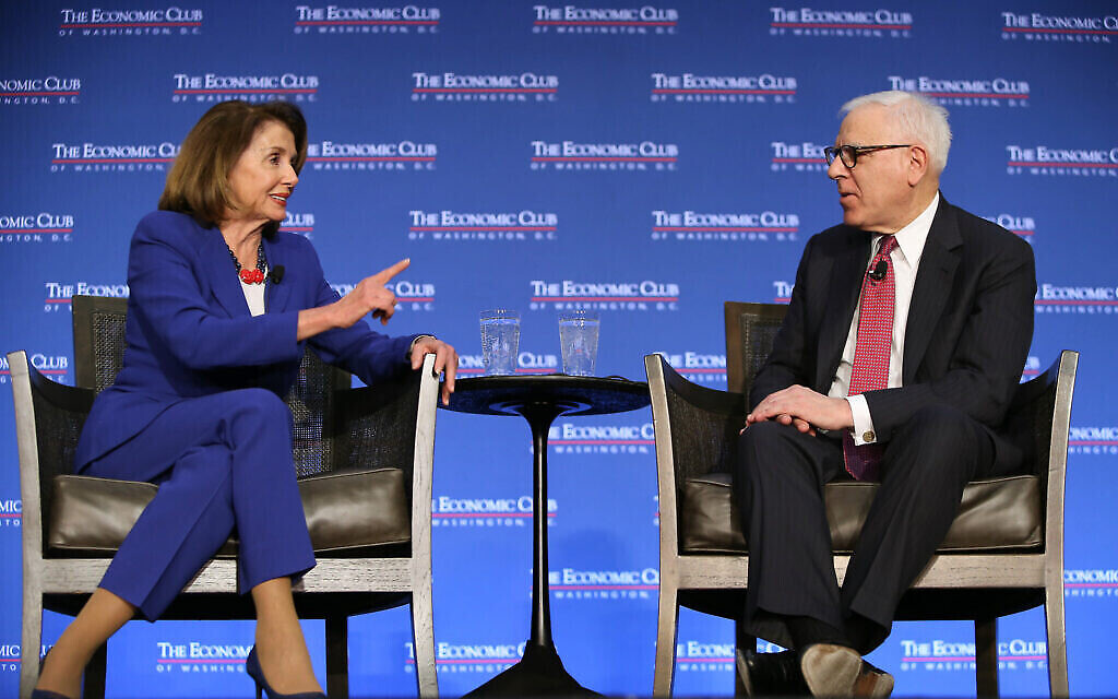 La présidente de la Chambre Nancy Pelosi à l'Economic Club de Washington avec David Rubenstein, le 8 mars 2019. (Autorisation)