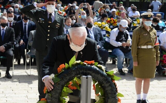 Le président Reuven Rivlin dépose une gerbe lors de Yom HaShoah à Yad Vashem, le 8 avril 2021. (Crédit :Mark Neyman/GPO) Le président Reuven Rivlin dépose une gerbe lors de Yom HaShoah à Yad Vashem, le 8 avril 2021. (Crédit :Mark Neyman/GPO)