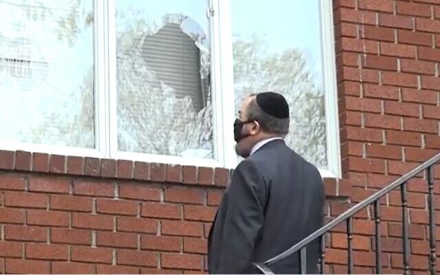 Un rabbin américain inspecte les dégâts à la synagogue Habad de Riverdale après que des vandales ont brisé les fenêtres de quatre synagogues du quartier, le 25 avril 2021. (Capture d'écran/News12 Connecticut)