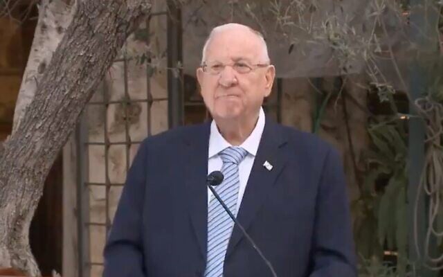 Capture d'écran d'une vidéo du président Reuven Rivlin lors d'une réunion interreligieuse à Abu Gosh, le 28 avril 2021. (Crédit : Twitter)
