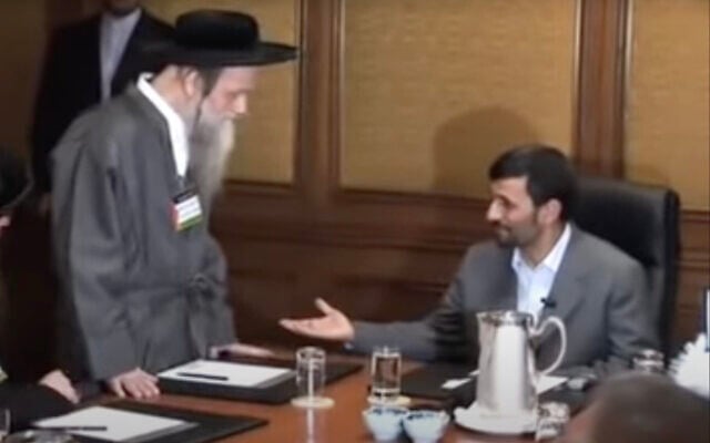 Rabbi Moshe Dov Ber Beck (à gauche) rencontre le président iranien de l'époque, Mahmoud Ahmadinejad. (Capture d'écran : YouTube) Rabbi Moshe Dov Ber Beck (à gauche) rencontre le président iranien de l'époque, Mahmoud Ahmadinejad. (Capture d'écran : YouTube)