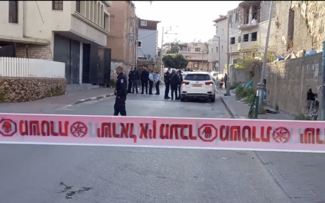 Illustration : La police sur les lieux du meurtre de Suha Mansour à Tira, une ville du centre du pays, le 12 avril 2021. (Capture d'écran : Ynet) Illustration : La police sur les lieux du meurtre de Suha Mansour à Tira, une ville du centre du pays, le 12 avril 2021. (Capture d'écran : Ynet)