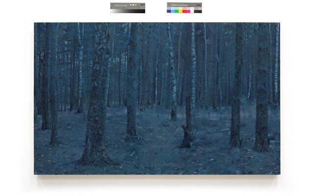 Une forêt à Sobibor, tirée de "Prussian Blue", la série de 50 peintures de Yishai Jusidman, exposée au Mishkan Museum of Art à Ein Harod à partir du 24 mars 2021 (Crédit : Ein Harod).