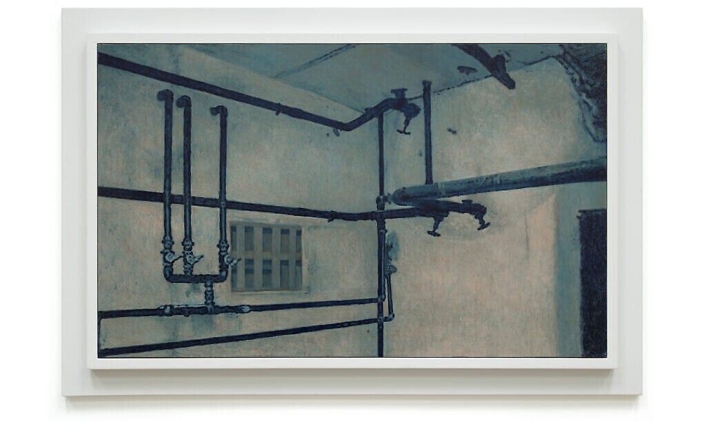 Une scène du Struthof, tirée de "Prussian Blue", la série de 50 peintures de Yishai Jusidman, exposée au Mishkan Museum of Art à Ein Harod à partir du 24 mars 2021 (Crédit : Ein Harod).