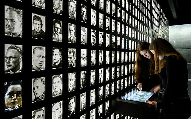 Deux étudiantes visitent le musée du Camp Amersfoortaux Pays-Bas, le 19 avril 2021. (Crédit : Mike Bink/National Monument Kamp Amersfoort, via JTA)