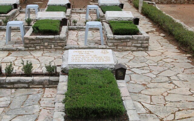 La tombe de Mordecai Tuito sur le mont Mt. Herzl. (Crédit : Shmuel Bar-Am) La tombe de Mordecai Tuito sur le mont Mt. Herzl. (Crédit : Shmuel Bar-Am)
