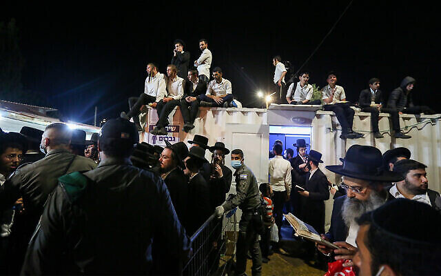 Des forces de secours et la police israéliennes sur les lieux d'un accident qui a tué au moins 44 personnes lors des célébrations de la fête juive de Lag BaOmer au mont Meron, dans le nord d'Israël, le 30 avril 2021. (David Cohen/Flash90) Des forces de secours et la police israéliennes sur les lieux d'un accident qui a tué au moins 44 personnes lors des célébrations de la fête juive de Lag BaOmer au mont Meron, dans le nord d'Israël, le 30 avril 2021. (David Cohen/Flash90)