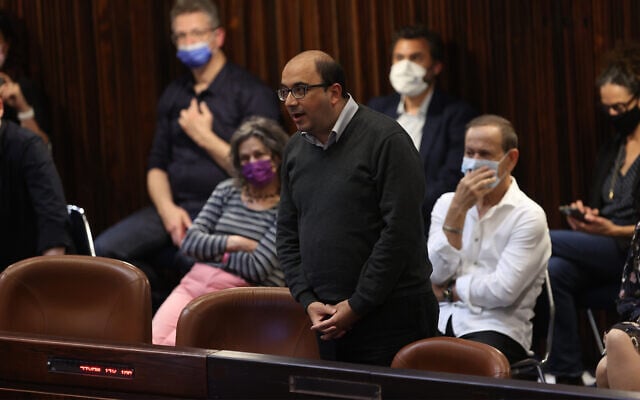 Le député de la Liste arabe unie Sami Abou Shahadeh pendant la prestation de serment de la 24è Knesset à Jérusalem, le 6 avril 2021. (Crédit : Alex Kolomoisky/POOL)