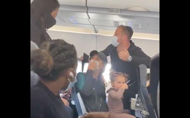 Une famille juive temporairement débarquée d'un avion de Spirit Airlines. (Capture d'écran)