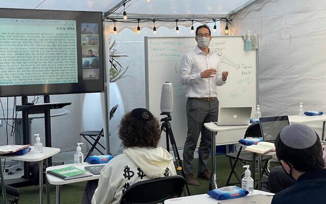 Le lycée Shalhevet de Los Angeles a investi dans la technologie d'apprentissage à distance pendant la pandémie. À l'automne, les élèves situés en Arizona commenceront à suivre les cours de Shalhevet par vidéo. (Autorisation/Tushar Dwivedi via JTA) Le lycée Shalhevet de Los Angeles a investi dans la technologie d'apprentissage à distance pendant la pandémie. À l'automne, les élèves situés en Arizona commenceront à suivre les cours de Shalhevet par vidéo. (Autorisation/Tushar Dwivedi via JTA)