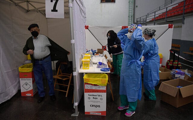 Vaccination à Logrono, dans le nord de l'Espagne, le 19 mars 2021. (AP Photo/Alvaro Barrientos)
