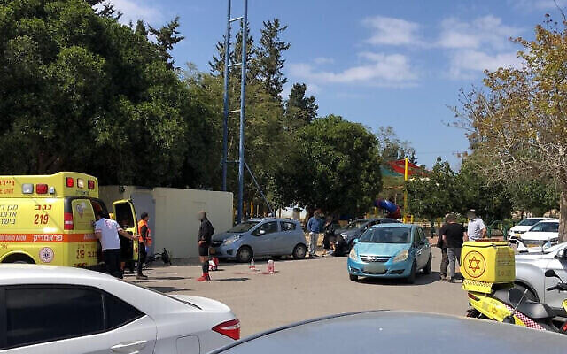 Premiers secours intervenant sur les lieux d'un accident où un garçon de 3 ans a trouvé la mort, dans le sud d'Israël, le 2 avril 2021. (Autorisation : Magen David Adom)