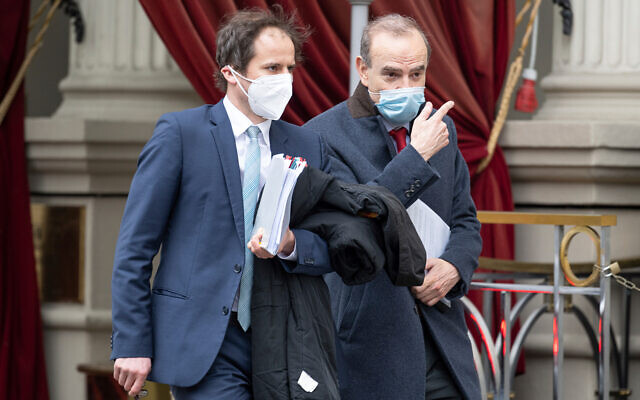 Le secrétaire général adjoint et directeur politique du Service européen d'action extérieure (SEAE), Enrique Mora, (à droite), quitte le Grand Hôtel Wien où se déroulent les négociations nucléaires à huis clos avec l'Iran à Vienne, en Autriche, le 6 avril 2021. (AP Photo/Florian Schroetter)