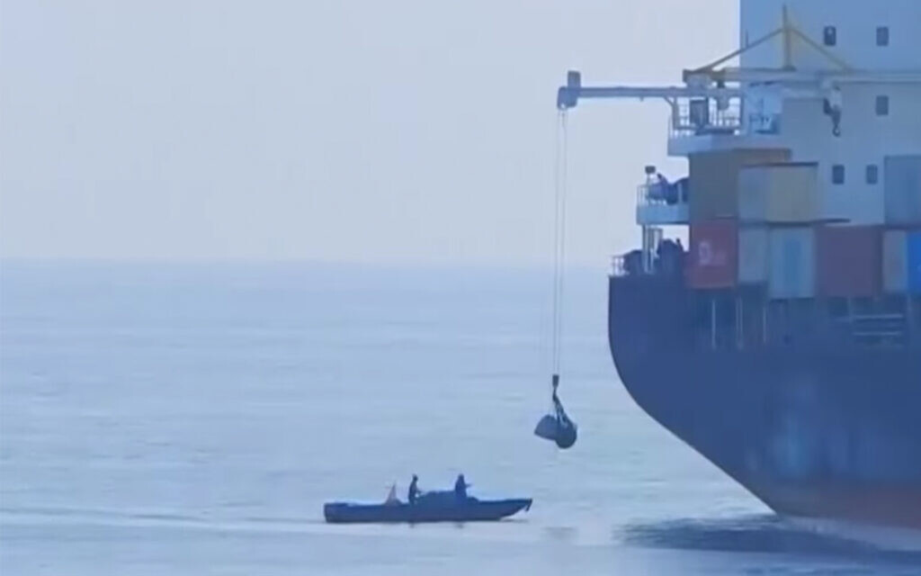 Une embarcation suspecte à la poupe du navire iranien "Saviz" en mer Rouge en 2018. (Capture d'écran vidéo d'Al Arabiya/File) Une embarcation suspecte à la poupe du navire iranien "Saviz" en mer Rouge en 2018. (Capture d'écran vidéo d'Al Arabiya/File)