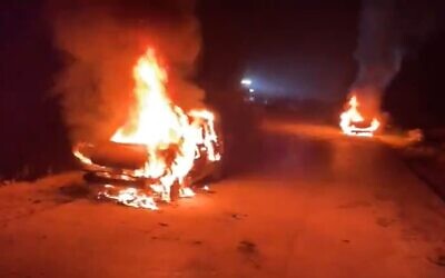Des voitures incendiées dans le village palestinien de Beit Iksa, près de Jérusalem, suite à une attaque extrémiste juive présumée, le 28 avril 2021. (Capture d'écran : Twitter)