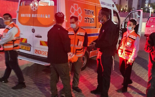 Premiers secours sur les lieux d'un meurtre présumé à Nétivot, le 14 avril 2021. (Autorisation : Hatzalah) Premiers secours sur les lieux d'un meurtre présumé à Nétivot, le 14 avril 2021. (Autorisation : Hatzalah)