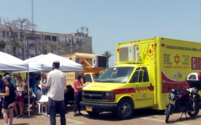 Des centaines d'Israéliens attendent de pouvoir donner leur sang après la bousculade meurtrière du mont Meron, le 30 avril 2021. (Capture d'écran : Douzième chaîne)