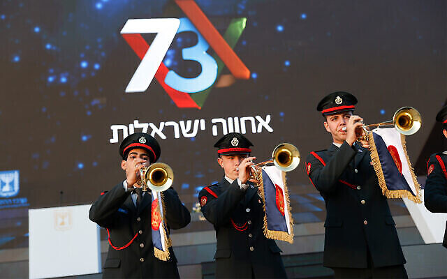 Des soldats avant la répétition principale de la 73e cérémonie de Yom HaAtsmaout, qui se tient au Mont Herzl, à Jérusalem, le 14 avril 2021. (Crédit : Yonatan Sindel/Flash90)
