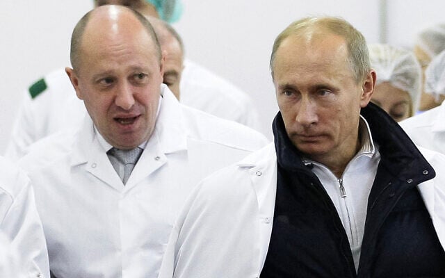 L'homme d'affaires russe Yevgeny Prigozhin, à gauche, et le président Vladimir Poutine, à droite, à l'usine de l'homme d'affaires aux abords de Saint Petersburg, en Russie, le 20 septembre 2010. (Crédit : Alexei Druzhinin/Pool Photo via AP, File) L'homme d'affaires russe Yevgeny Prigozhin, à gauche, et le président Vladimir Poutine, à droite, à l'usine de l'homme d'affaires aux abords de Saint Petersburg, en Russie, le 20 septembre 2010. (Crédit : Alexei Druzhinin/Pool Photo via AP, File)