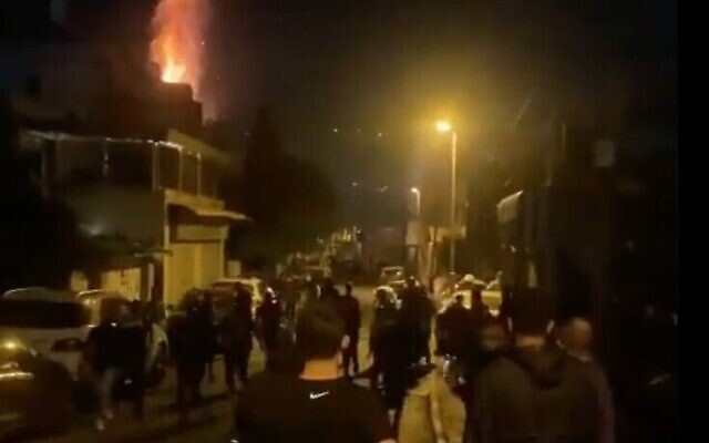 Capture d'écran : Une vidéo montre les affrontements dans le quartier de Wadi al-Joz à Jérusalem-Est qui ont fait un mort, une femme, le 18 avril 2021. (Crédit : Twitter) Capture d'écran : Une vidéo montre les affrontements dans le quartier de Wadi al-Joz à Jérusalem-Est qui ont fait un mort, une femme, le 18 avril 2021. (Crédit : Twitter)