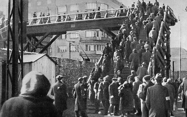 Passerelle du ghetto de Varsovie reliant les parties isolées du ghetto à la Varsovie aryenne sous l'occupation nazie. (Domaine public) Passerelle du ghetto de Varsovie reliant les parties isolées du ghetto à la Varsovie aryenne sous l'occupation nazie. (Domaine public)