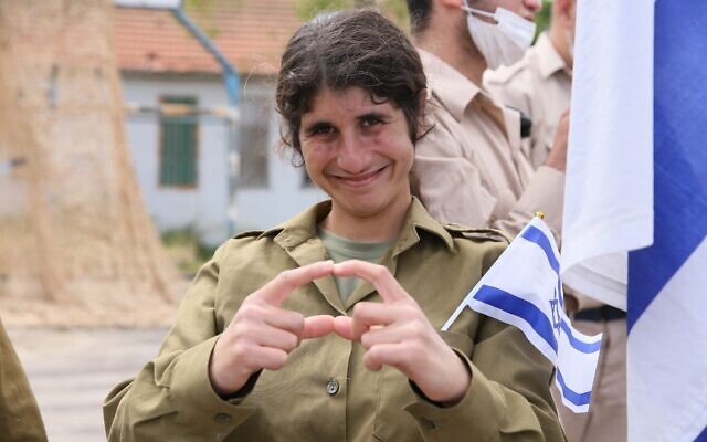 Des soldats en situation de handicap participent à des cérémonies de Yom HaAtsmaout, le 15 avril 2021. (Crédit : Special in uniform)