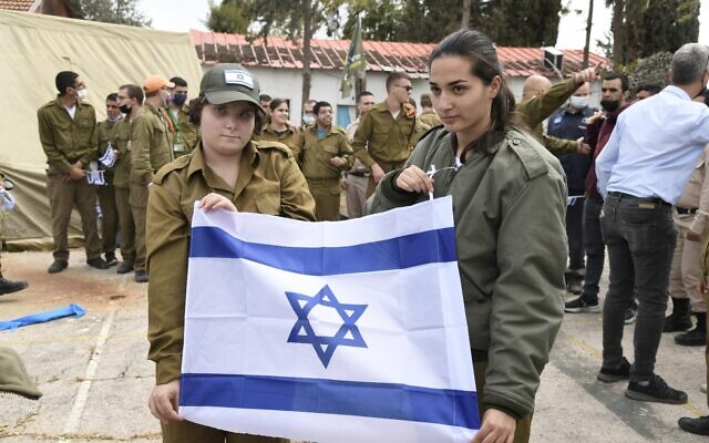 Des soldats en situation de handicap participent à des cérémonies de Yom HaAtsmaout, le 15 avril 2021. (Crédit : Special in uniform)