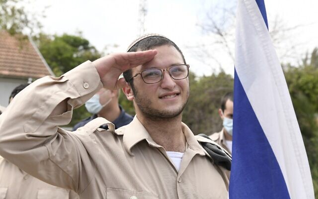 Des soldats en situation de handicap participent à des cérémonies de Yom HaAtsmaout, le 15 avril 2021. (Crédit : Special in uniform)