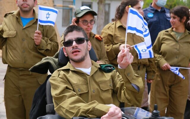Des soldats en situation de handicap participent à des cérémonies de Yom HaAtsmaout, le 15 avril 2021. (Crédit : Special in uniform)