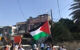 Des manifestants palestiniens agitent leur drapeau national lors d'une manifestation contre l'expulsion de certains Palestiniens de Sheikh Jarrah à Jérusalem-Est, le vendredi 16 avril 2021. (Aaron Boxerman/The Times of Israel)
