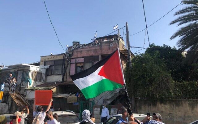 Des manifestants palestiniens agitent leur drapeau national lors d'une manifestation contre l'expulsion de certains Palestiniens de Sheikh Jarrah à Jérusalem-Est, le vendredi 16 avril 2021. (Aaron Boxerman/The Times of Israel) Des manifestants palestiniens agitent leur drapeau national lors d'une manifestation contre l'expulsion de certains Palestiniens de Sheikh Jarrah à Jérusalem-Est, le vendredi 16 avril 2021. (Aaron Boxerman/The Times of Israel)