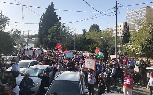 Des centaines de Palestiniens et de militants juifs de gauche manifestent contre l'expulsion des résidents palestiniens de Sheikh Jarrah à Jérusalem-Est, le vendredi 16 avril 2021. (Aaron Boxerman/The Times of Israel)