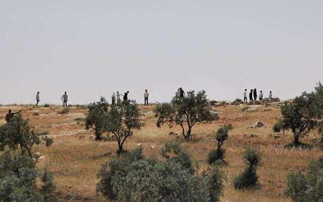 Des habitants d'implantation attaquent des Palestiniens dans le sud des collines de Hébron près du village palestinien d'al-Tuwani, le 24 avril 2021. (Crédit : Eyal Huravni/ B'Tselem) Des habitants d'implantation attaquent des Palestiniens dans le sud des collines de Hébron près du village palestinien d'al-Tuwani, le 24 avril 2021. (Crédit : Eyal Huravni/ B'Tselem)