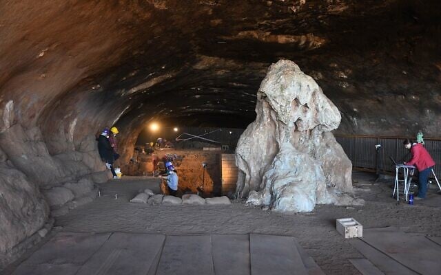 La grotte de Wonderwerk en Afrique du sud. (Crédit : Michael Chazan à l'université de Toronto) La grotte de Wonderwerk en Afrique du sud. (Crédit : Michael Chazan à l'université de Toronto)