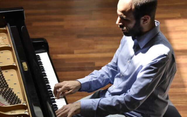 Yakir Arbib, en concert le 11 mai avec l’ECUJE. (Crédit : jazznklezmer.fr) Yakir Arbib, en concert le 11 mai avec l’ECUJE. (Crédit : jazznklezmer.fr)