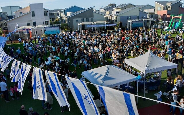 Le Centre communautaire juif de Palo Alto, en Californie, fête la Journée de l'indépendance en présence de la communauté israélienne de la Silicon Valley, le 9 mai 2019. (Crédit : Saul Bromberger/Autorisation JCC Palo Alto) Le Centre communautaire juif de Palo Alto, en Californie, fête la Journée de l'indépendance en présence de la communauté israélienne de la Silicon Valley, le 9 mai 2019. (Crédit : Saul Bromberger/Autorisation JCC Palo Alto)