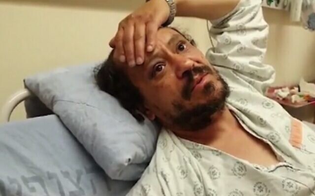 Yahya Jardi parle depuis son lit d'hôpital à l'hôpital Hadassah Mont Scopus à Jérusalem après avoir été agressé par de multiples assaillants au cours d'émeutes violentes à Jérusalem, le 23 avril 2021. (Capture d'écran)