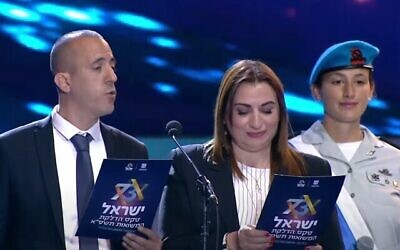 Nurses Maher Ibrahim et Narjas Abu allument une torche pour Yom HaAtsmaout. (Capture d'écran vidéo)