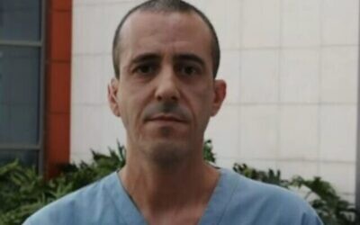 L'infirmier Maher Ibrahim du centre médical HaEmek à Afula s'exprime sur la Douzième chaîne, le 7 avril 2021. (Capture d'écran)