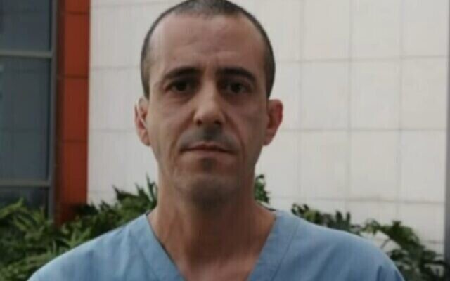 L'infirmier Maher Ibrahim du centre médical HaEmek à Afula s'exprime sur la Douzième chaîne, le 7 avril 2021. (Capture d'écran)
