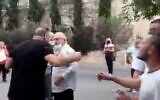 Un partisan pro-Netanyahou qui a agressé verbalement Maria Elkin, épouse du député de Tikva Hadasha Ze'ev Elkin, devant leur maison à Jérusalem le 19 avril 2021. (Capture d'écran : Twitter)