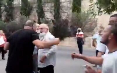 Un partisan pro-Netanyahou qui a agressé verbalement Maria Elkin, épouse du député de Tikva Hadasha Ze'ev Elkin, devant leur maison à Jérusalem le 19 avril 2021. (Capture d'écran : Twitter)