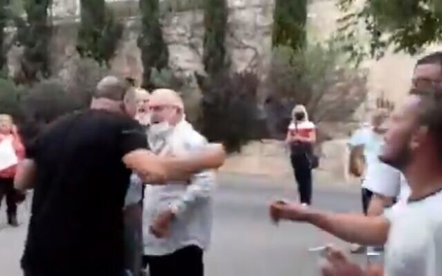 Un partisan pro-Netanyahou qui a agressé verbalement Maria Elkin, épouse du député de Tikva Hadasha Ze'ev Elkin, devant leur maison à Jérusalem le 19 avril 2021. (Capture d'écran : Twitter)