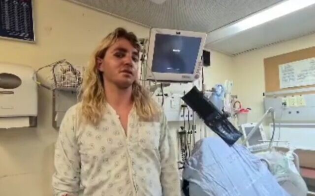 Eli Rozen évoque son agression par une bande palestinienne à Jérusalem depuis son lit d'hôpital, à l'hôpital Hadassah mont-Scopus, le 24 avril 2021. (Capture d'écran) Eli Rozen évoque son agression par une bande palestinienne à Jérusalem depuis son lit d'hôpital, à l'hôpital Hadassah mont-Scopus, le 24 avril 2021. (Capture d'écran)
