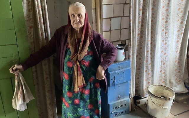 Lyubov Arkhiptsova-Volchek à son domicile de Hlusk, en Biélorussie, au mois de mars 2021. (Crédit : From the Depths via JTA)